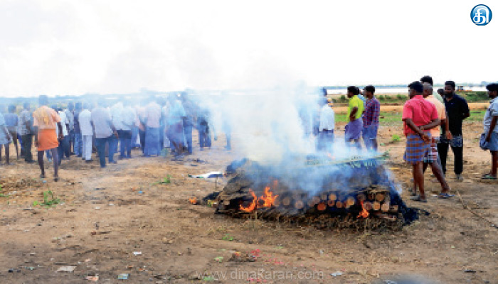 நெடுஞ்சாலை-பணிக்காக-சுடுகாடு-கையகப்படுத்தியதால்-அவதி;-மாற்று-இடம்-வழங்காததால்-திறந்த-வெளியில்-சடலம்-எரிப்பு:-தாசில்தார்,-போலீசார்-வந்ததால்-காக்களூரில்-பரபரப்பு