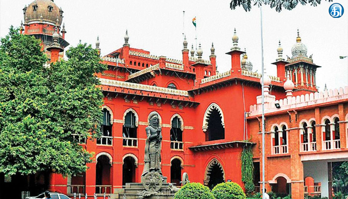 கருப்பு கவுன் அணியவிலக்கு — சென்னை உயர்நீதிமன்றம் ஆணை.