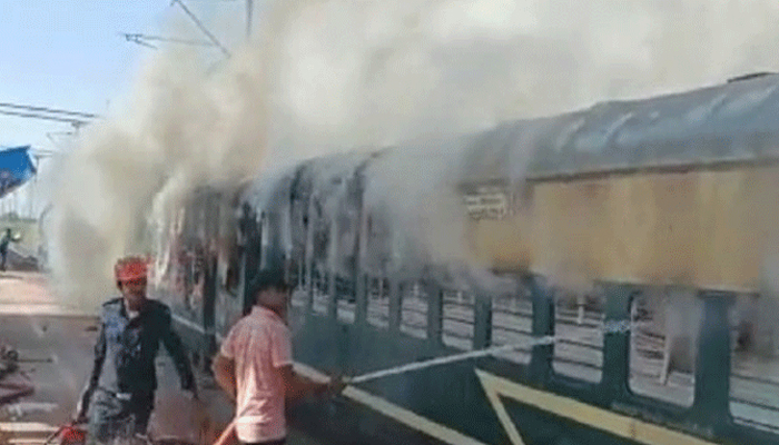 குஜராத்-மாநிலம்-போதட்-ரயில்-நிலையத்தில்-நிறுத்தி-வைக்கப்பட்டிருந்த-புறநகர்-ரயிலில்-தீ-விபத்து:-குஜராத்தில்-பரபரப்பு!