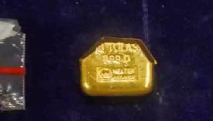 திருச்சி விமான நிலையத்தில் கழிவறை மற்றும் சாணை இருந்து ரூ. 24 லட்சம் மதிப்புள்ள 397 கிராம் தங்கத்தை சுங்கத்துறை அதிகாரிகள் பறிமுதல் செய்தனர்.