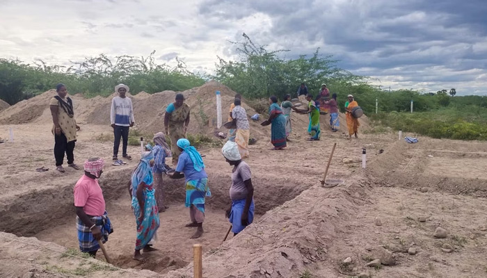 விருதுநகர் மாவட்டம் சிவகாசி அருகே வெம்பக்கோட்டையில் நடந்து வரும் 2ஆம் கட்ட அகழாய்வில் சுடுமண்ணாலான பதக்கம், சங்கு வளையல் கண்டெடுப்பு
