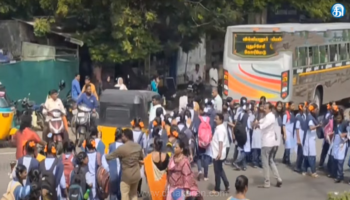 புதுச்சேரியில் உள்ள பாரதியார் அரசு பெண்கள் மேல்நிலை பள்ளியில் நிரந்தர கட்டடம் கேட்டு மாணவிகள் சாலை மறியல்