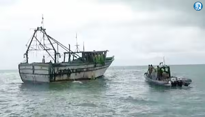 ராமநாதபுரம் அருகே கடலில் நேற்று முன்தினம் வீசப்பட்ட தங்கத்தை தேடும் பணி 2-வது நாளாக தீவிரம்!!