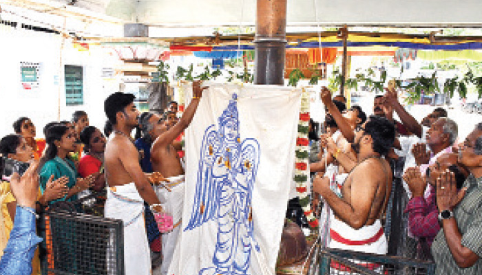 திண்டுக்கல்லில் சீனிவாச பெருமாள் கோயில் ஆனி திருவிழா கொடியேற்றம்: திரளான பக்தர்கள் பங்கேற்பு