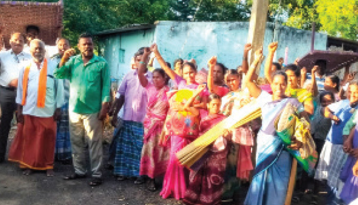 அரசு கள்ளர் பள்ளிகளை கல்வித்துறையோடு இணைக்க பொதுமக்கள் எதிர்ப்பு: பள்ளியில் குடியேறும் போராட்டம்