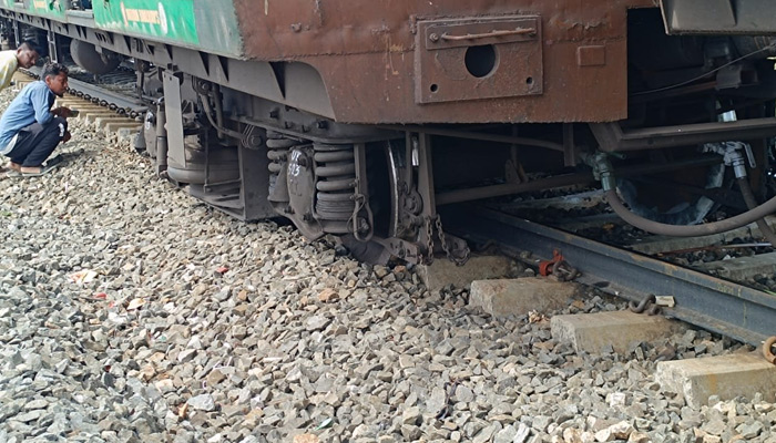 சென்னை பேசின் பிரிட்ஜ் ரயில் நிலையம் அருகே மின்சார ரயில் தடம் புரண்டது: சீரமைக்கும் பணியில் ரயில்வே ஊழியர்கள்