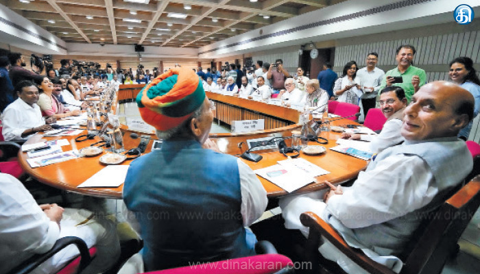 நாடாளுமன்றம் இன்று கூடுகிறது.,புயலை கிளப்பும்விவகாரங்கள்…..