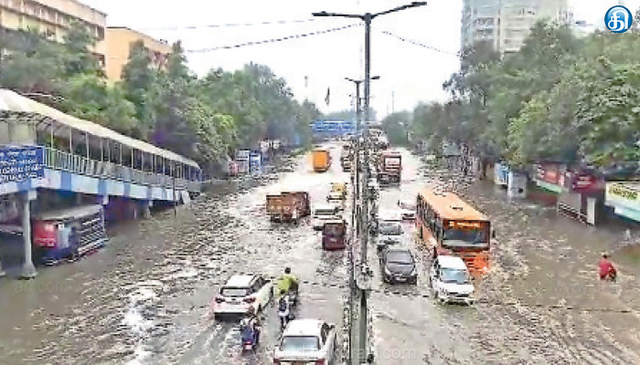 டெல்லியின் முக்கிய சாலைகள் நீரில் மூழ்கியது..,600 ரயில்கள் ரத்து..