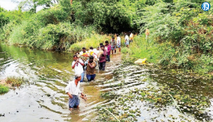 தியாகதுருகம் அருகே தொடரும் அவலம் இறந்தவரின் உடலை ஓடையில் ஆபத்தான முறையில் எடுத்து செல்லும் கிராம மக்கள்