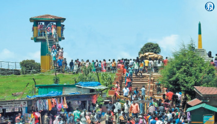 கோடை காலம் முடிந்தாலும் கொளுத்தும் வெயில் இளவரசி பூமிக்கு மக்கள் ‘படையெடுப்பு’: வார, பண்டிகை விடுமுறைக்கு குவிகின்றனர்