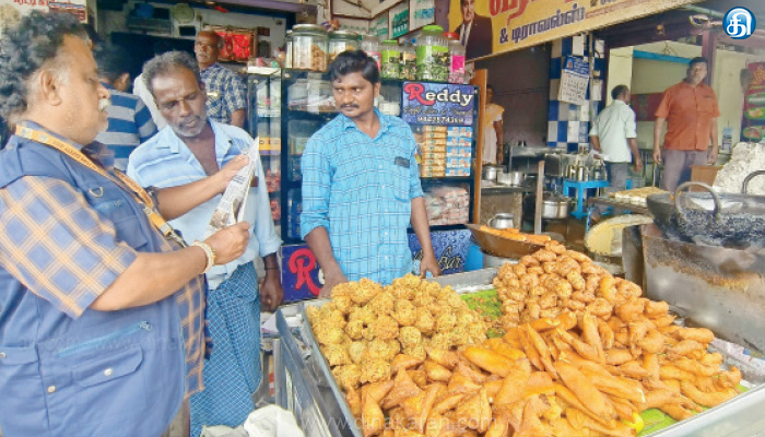 ஓட்டல், டீக்கடைகளில் பலகாரங்களை பேப்பரில் வைத்து வழங்கக் கூடாது-அதிகாரி அறிவுரை