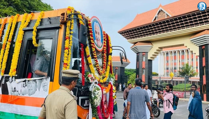 உம்மன் சாண்டியின் உடலுக்கு, வழிநெடுகிலும் பொதுமக்கள் திரண்டு வந்து அஞ்சலி