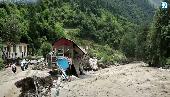 சிம்லாவில் தொடர் மழை மற்றும் நிலச்சரிவால் வீடுகளுக்கு பாதிப்பு: ராம்பூர் பகுதியில் விரிசல் விழுந்த வீடுகளில் சீரமைப்பு பணிகள்