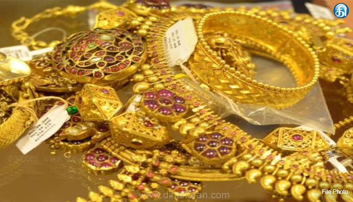 உசிலம்பட்டியில் செல்போன் கடை உரிமையாளர் வீட்டில் ரூ.8 லட்சம் ரொக்கம், 11 சவரன் நகை கொள்ளை