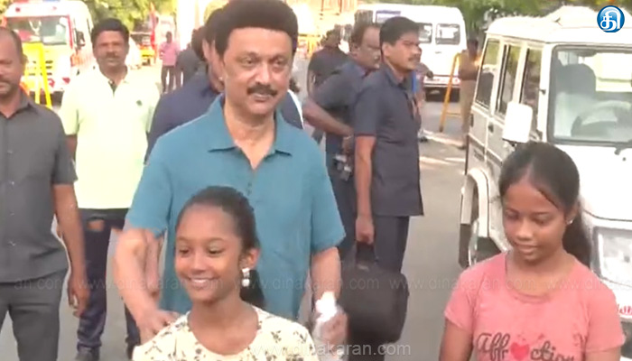 திருவாரூரில் தமிழ்நாடு முதல்வர் மு.க.ஸ்டாலின் நடைபயிற்சி சென்றபோது பொதுமக்களை சந்தித்து புகைப்படங்கள் எடுத்துக் கொண்டார்!