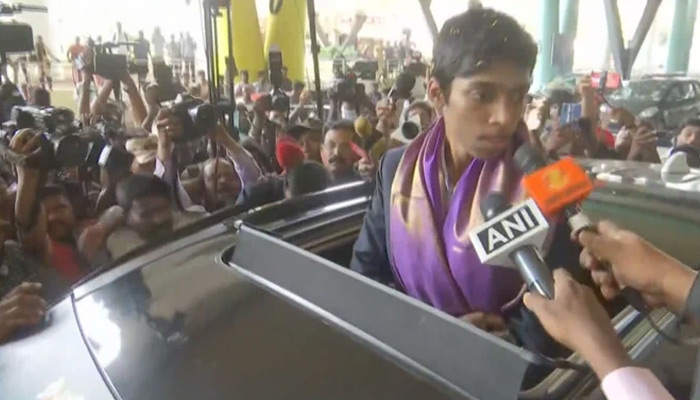 உலகக் கோப்பை செஸ் தொடரில் வெள்ளி வென்ற இளம் கிராண்ட்மாஸ்டர் பிரக்ஞானந்தாவுக்கு சென்னை விமான நிலையத்தில் உற்சாக வரவேற்பு!