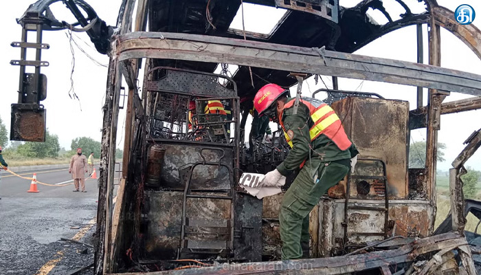 பாகிஸ்தானில் பேருந்து தீ பிடித்து எரிந்ததில் 18 பேர் உடல் கருகி உயிரிழப்பு: 13 பேர் படுகாயம்!