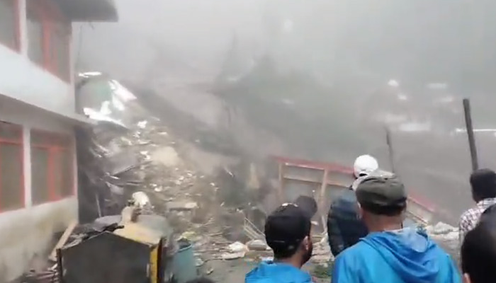 இமாச்சல பிரதேசத்தின் சிம்லாவில் கனமழையைத் தொடர்ந்து நிலச்சரிவில் புதைந்த 15 கட்டடங்கள்: 50 பேர் சிக்கியுள்ளதாக தகவல்