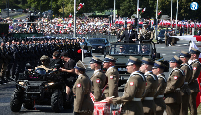 போலந்து அரசு நடத்திய மிகப்பெரிய இராணுவ அணிவகுப்பு: 92 விமானங்கள், 2,000 துருப்புகளின் வண்ணமிகு அணிவகுப்பு