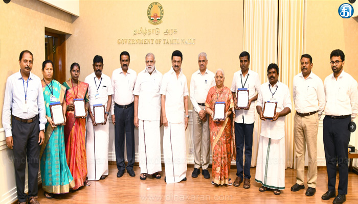 முன்மாதிரி கிராம விருதிற்கு தேர்தெடுக்கப்பட்ட ஊராட்சிக்கு பரிசு தொகையுடன் கேடயமும் வழங்குகிறார் முதலமைச்சர் மு.க.ஸ்டாலின்
