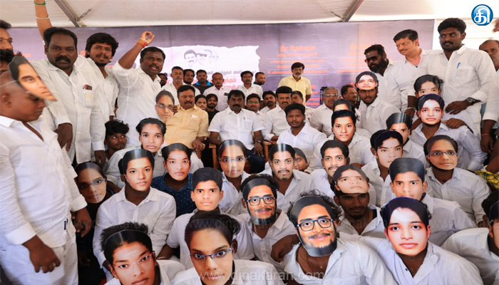 நீட் தேர்வால் உயிரிழந்த மாணவர்களின் முகத்தினை முகமூடியாக அணிந்து கொண்டு பங்கேற்பு
