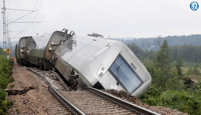 தடம் புரண்ட ரயில்: நல்வாய்ப்பாக உயிர் தப்பிய பயணிகள்!