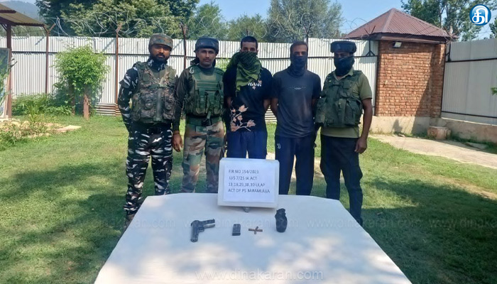 ஜம்மு-காஷ்மீர் மாநிலம் பாரமுல்லாவில் ஆயுதங்களுடன் 2 தீவிரவாதிகளை பாதுகாப்பு படையினர் கைது