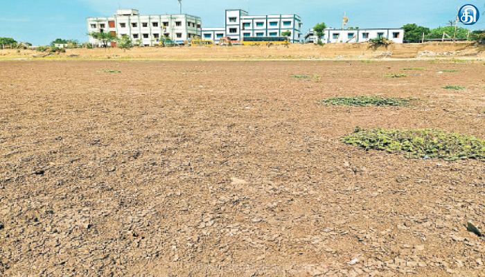 ஆர்.எஸ்.மங்கலம் அருகே தண்ணீரின்றி முழுவதும் வறண்ட பெரிய ஊரணி: குடிநீருக்காக மக்கள் கடும் அவதி