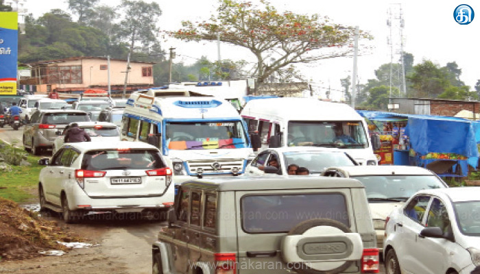 கொடைக்கானலில் தொடர்மழையால் சுற்றுலாப்பயணிகள் தவிப்பு: மரம் விழுந்ததால் பரபரப்பு