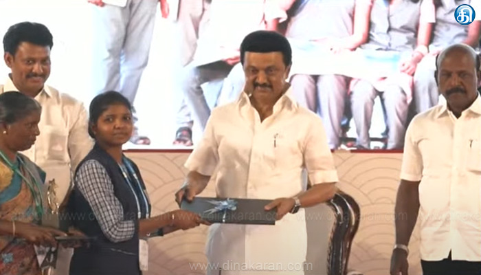 அரசு பள்ளி மாணவர்களுக்கு முதலமைச்சர் மு.க.ஸ்டாலின் சான்றிதழும் மடிக்கணினியும் வழங்கி பாராட்டு..!!