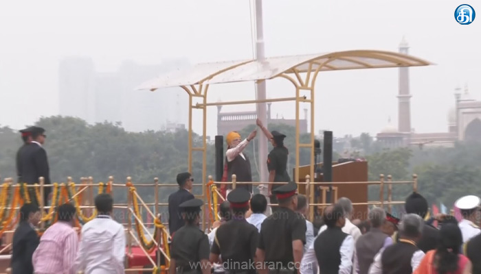 நாட்டின் 77-வது சுதந்திர தினத்தை ஒட்டி டெல்லி செங்கோட்டையில் தேசிய கொடியை ஏற்றினார் பிரதமர் மோடி