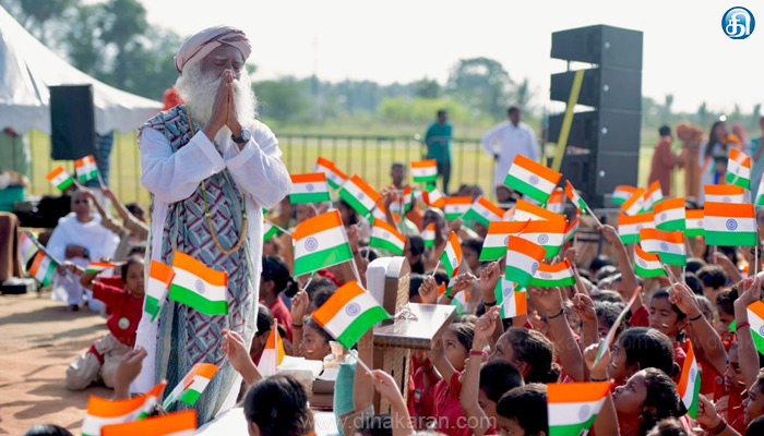 ஆக்கிரமிக்கும் காலம் முடிந்துவிட்டது; இது அரவணைப்பதற்கான காலம்: ஈஷாவில் நடந்த சுதந்திர தின கொண்டாட்டத்தில் சத்குரு பேச்சு