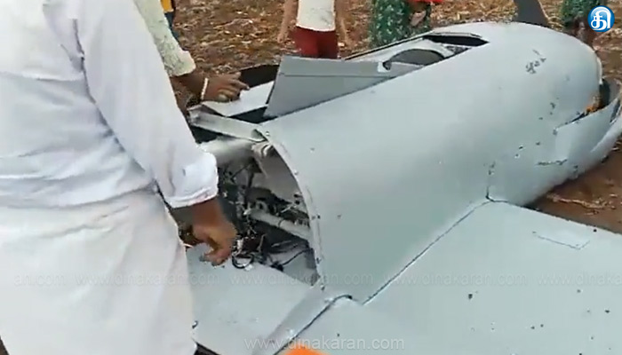 கர்நாடக மாநிலம் சித்ரதுர்காவில் உள்ள கிராமம் ஒன்றில் ஆளில்லா விமானம் விழுந்து நொறுங்கியது