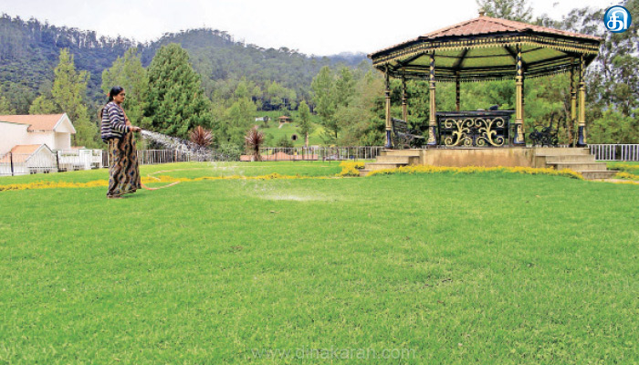 ஊட்டியில் 2ம் சீசன் நெருங்கியது தேயிலை பூங்கா சீரமைப்பு பணி தீவிரம்