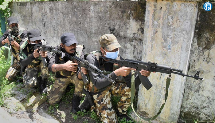 காஷ்மீர் எல்லையில் ஊடுருவ முயன்ற பயங்கரவாதிகள் 2 பேர் பாதுகாப்புப் படையினரால் சுட்டுக்கொலை.!