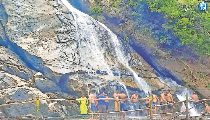 வெயில் தாக்கம் அதிகரிப்பு கவியருவியில் தண்ணீர் வரத்து குறைந்தது