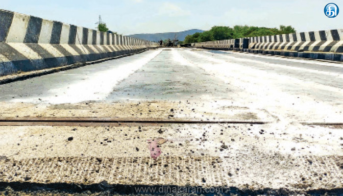 வல்லநாடு தாமிரபரணி ஆற்றுப்பாலத்தில் நவீன தார் கலவை மூலம் சீரமைப்பு பணி: விரைவுபடுத்த கோரிக்கை