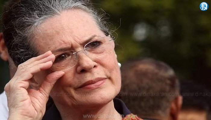 காங்கிரஸ் மூத்த தலைவர் சோனியா காந்தி காய்ச்சல் காரணமாக மருத்துவமனையில் அனுமதி
