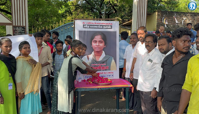 நீட் தேர்வால் உயிரிழந்த மாணவி அனிதாவின் நினைவு தினத்தையொட்டி மலர்தூவி அஞ்சலி செலுத்திய கல்லூரி மாணவர்கள்
