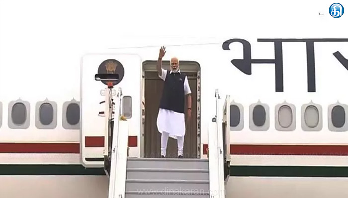 பிரதமர் மோடியை தமிழ்நாடு அரசு சார்பில் அமைச்சர்கள், எம்.பி.க்கள்வரவேற்றனர்.