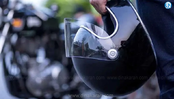 மகளின் திருமண விழாவில் விருந்தினர்களுக்கு ஹெல்மெட் வழங்கிய தந்தை…